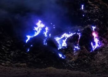 Api Biru Muncul di Kawah Gunung Papandayan, Garut Geger! Badan Geologi Turun Tangan