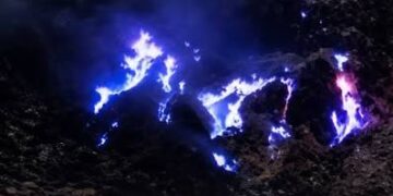 Api Biru Muncul di Kawah Gunung Papandayan, Garut Geger! Badan Geologi Turun Tangan