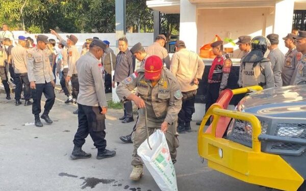 Massa Demo di Indramayu Lempar Ular ke Kantor Pemerintah, Video Aksi Hebohkan Media Sosial