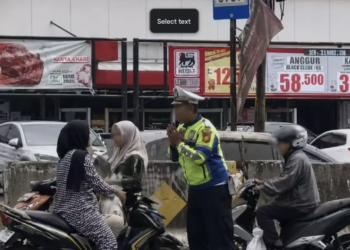 Anggota Satlantas Depok Tuai Pujian, Tetap Sabar Hadapi Pemotor Lawan Arus yang Membandel