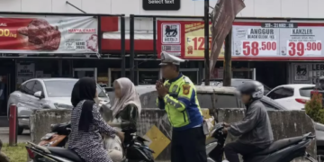 Anggota Satlantas Depok Tuai Pujian, Tetap Sabar Hadapi Pemotor Lawan Arus yang Membandel