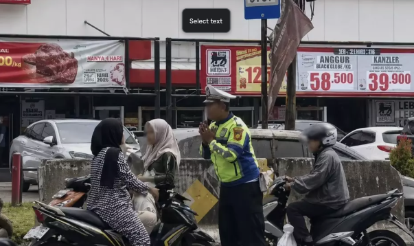 Anggota Satlantas Depok Tuai Pujian, Tetap Sabar Hadapi Pemotor Lawan Arus yang Membandel